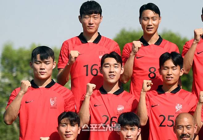 2022 FIFA 카타르 월드컵 당시 등번호 없는 대표팀 유니폼을 입고 파이팅을 외치는 예비 선수 오현규(맨 왼쪽). 최승섭 기자 thunder@sportsseoul.com