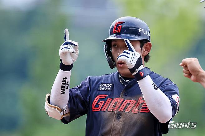 롯데 황성빈이 3일 광주-기아 챔피언스 필드에서 열린 2026 KBO리그 정규시즌 KIA전에서 안타를 친 후 세리머니를 하고 있다. 사진 | 롯데 자이언츠