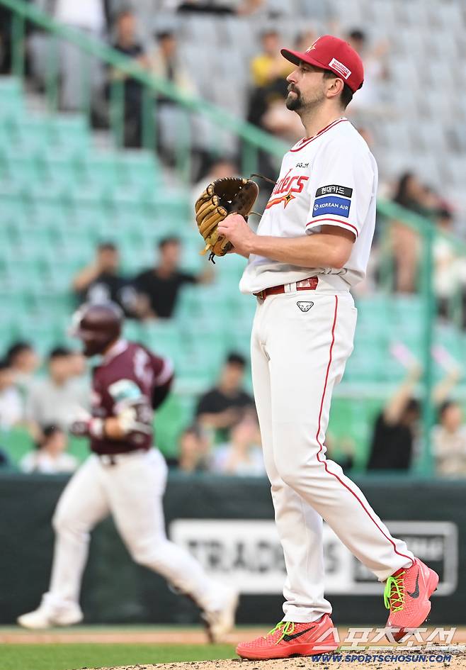 2일 인천SSG랜더스필드에서 열린 키움과 SSG의 경기. 3회초 2사 2루 베니지아노가 히우라에 역전 2점홈런을 허용하며 아쉬워하고 있다. 인천=허상욱 기자wook@sportschosun.com/2026.06.02/