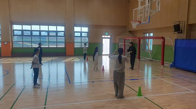 김민지 강사가 WKBL 학교스포츠활성화 사업 농구강사로 활동하는 모습. 사진제공=WKBL
