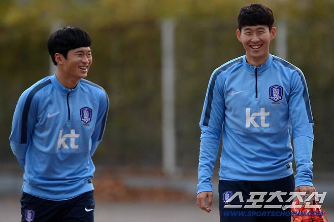 슈틸리케 감독이 이끄는 축구국가대표팀이 10일 오후 경기도 수원월드컵경기장 보조구장에서 열린 러시아월드컵 아시아 2차 예선 G조 5차전을 앞두고 훈련을 가졌다. 훈련장으로 들어서는 김진수와 손흥민의 모습.

축구국가대표팀은 2018 러시아월드컵 아시아 2차 예선 G조 5·6차전을 앞두고 있다. 미얀마와 12일 수원월드컵경기장에서 홈경기를 치른 후 17일 라오스 원정경기를 펼친다.

수원=허상욱 기자 wook@sportschosun.com/2015.11.10/