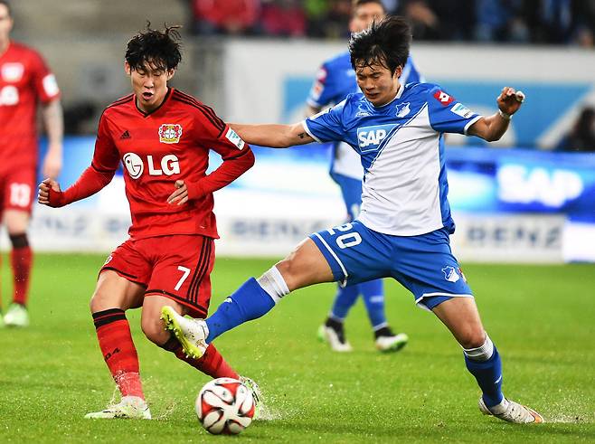 epa04532937 Hoffenheim's Jin-Su Kim (R) in action against Leverkusen's Heung-Min Son (L) during the German Bundesliga soccer match between TSG 1899 Hoffenheim and Bayer Leverkusen in Sinsheim, Germany, 17 December 2014. EPA/UWE ANSPACH (ATTENTION: Due to the accreditation guidelines, the DFL only permits the publication and utilisation of up to 15 pictures per match on the internet and in online media during the match.)
<저작권자(c) 연합뉴스, 무단 전재-재배포 금지>