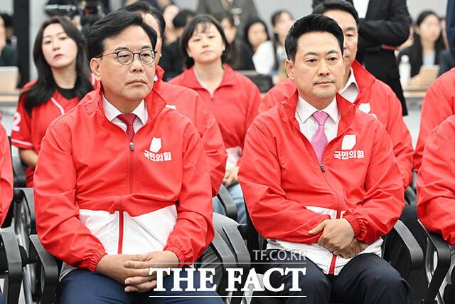 출구조사 결과시청하는 장동혁 국민의힘 대표(오른쪽)와 송언석 원내대표 및 지도부.