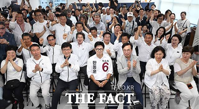 한동훈 무소속 부산 북구갑 국회의원 후보(가운데)가 3일 부산 북구 선거사무소에서 방송사 출구조사 결과를 지켜보고 있다. /부산=박상민 기자
