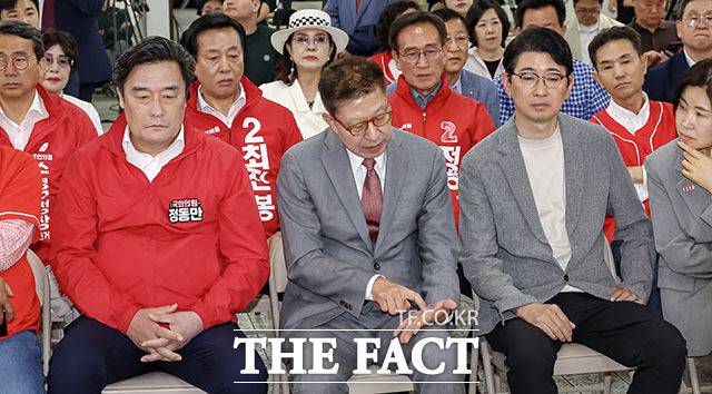 3일 오후 박형준 국민의힘 부산시장 후보가 부산 수영구 국민의힘 부산시당에서 출구조사 결과를 확인하고 있다. /박상민 기자