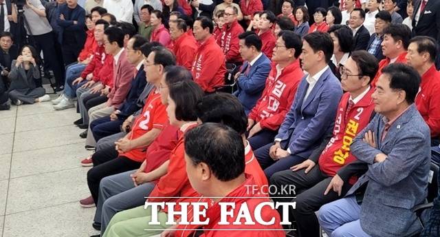 추경호 국민의힘 대구시장 후보(앞줄 가운데 짙은 청색 양복)와 지역 국회의원, 구청장 후보 등은 3일 오후 6시 출구조사가 발표되자 굳은 표정으로 침묵하고 있다. /박병선 기자