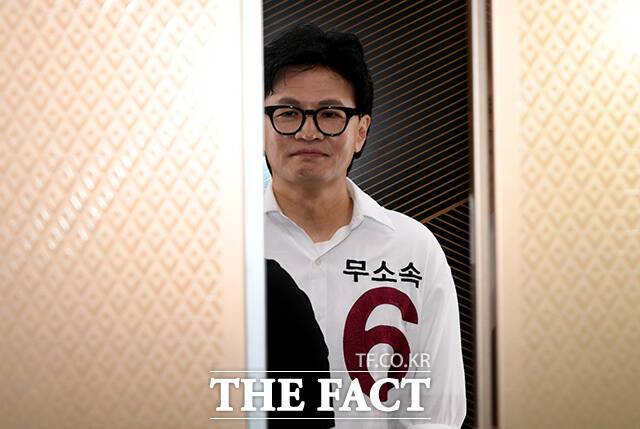 무소속 한동훈 부산 북갑 국회의원 보궐선거 후보가 3일 오후 부산 북구 선거사무소에서 방송사 출구조사 결과를 시청한 뒤 자리를 떠나고 있다./박상민 기자