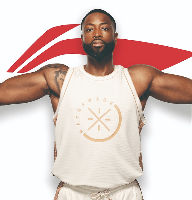리닝은 드웨인 웨이드, 지미 버틀러에 이어 스테픈 커리까지 품으며 NBA 스타 마케팅의 보폭을 넓혔다. 커리 영입은 중국 브랜드가 미국 농구 문화권으로 진입하는 상징적 장면이다. 리닝 후원을 받은 웨이드. 사진 출처 리닝