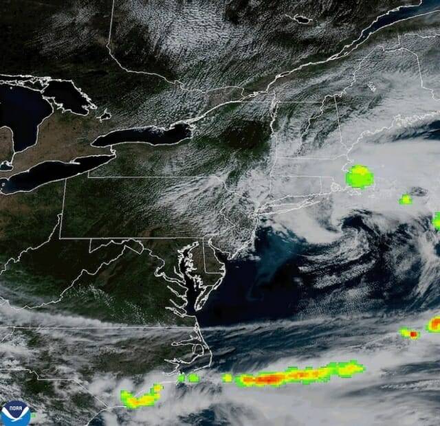 미국 해양대기청(NOAA) 위성이 운석이 대기를 통과한 후 산산조각 나기 직전의 모습을 포착했다. (출처=NOAA)