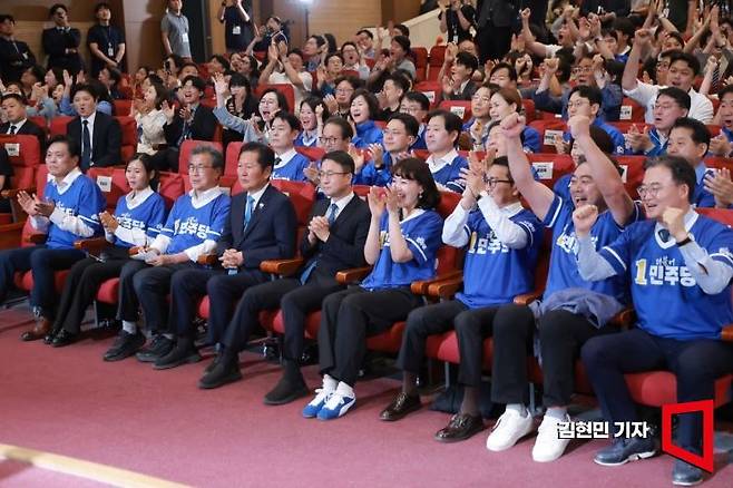 정청래 더불어민주당 총괄상임선거대책위원장과 한병도 공동상임선대위원장, 이시종 공동상임선대위원장이 3일 국회 의원회관에 마련한 제9회 전국동시지방선거·국회의원 재보궐선거 개표상황실에서 출구조사 결과를 보고 있다. 2026.6.3 김현민 기자