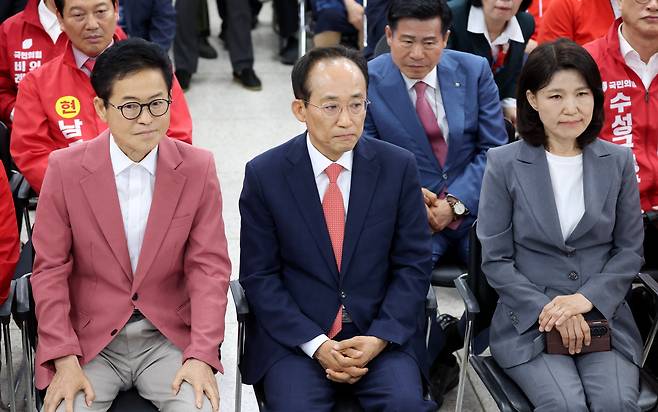 이철우 국민의힘 경북도지사 후보와 추경호 국민의힘 대구시장 후보, 이진숙 대구 달성군 국회의원 후보가 3일 대구 수성구 국민의힘 대구광역시당에서 방송3사 출구조사를 시청하고 있다. /뉴스1