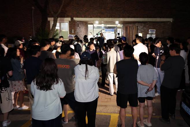 [서울=뉴시스] 배훈식 기자 = 제9회 동시지방선거일인 3일 오후 투표용지 부족으로 투표시간이 연장된 서울 송파구 잠실7동 제2투표소 앞에 시민들이 모여 있다. 2026.06.03. dahora83@newsis.com