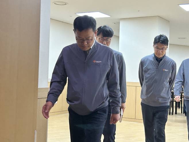 손재일 한화에어로스페이스 대표이사(앞)가 3일 오전 대전 유성선병원 장례식장에서 폭발사고 희생자 유족들과 면담을 마친 뒤 이동하고 있다. 유혜인 기자