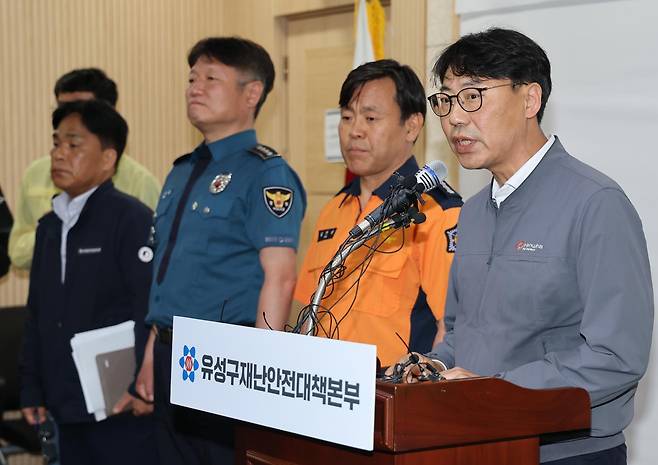 가재웅 한화에어로스페이스 대전사업장장이 2일 대전 유성구청 재난안전대책본부에서 열린  한화에어로스페이스 대전사업장 폭발사고 언론 브리핑에서 발언하고 있다. 2026.6.2/뉴스1