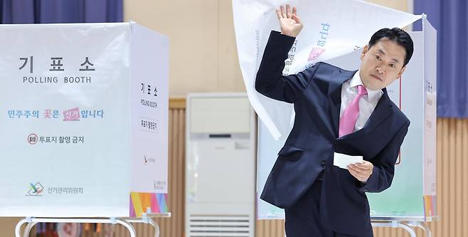 장동혁 국민의힘 대표가 3일 충남 보령시 대천여자고등학교에 마련된 제9회 전국동시지방선거 및 국회의원 재·보궐 선거 투표소에서 투표를 하고 있다. 2026.6.3/뉴스1