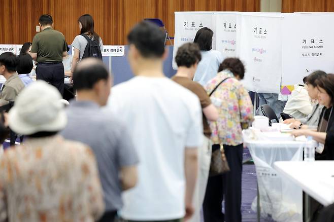 제9회 전국동시지방선거일인 3일 서울 송파구 잠전초등학교 체육관에 마련된 잠실본동 제4·5·6투표소에서 유권자들이 투표하고 있다. 2026.06.03. [서울=뉴시스]