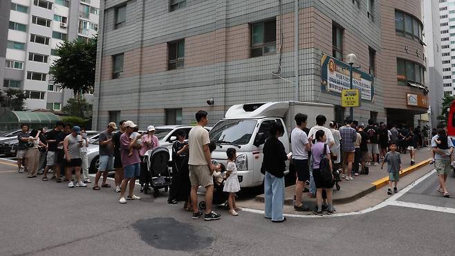 6·3 지방선거 본투표일인 3일 투표용지 부족 사태가 발생한 서울 송파구 가락2동 제3투표소에서 유권자들이 대기하고 있다. 뉴스1