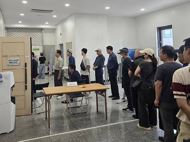 제9회 전국동시지방선거 본투표일인 3일 서울 종로구의 종로 1·2·3·4가동주민센터 투표장을 찾은 유권자들이 대기하고 있다. 사진=서지윤 기자