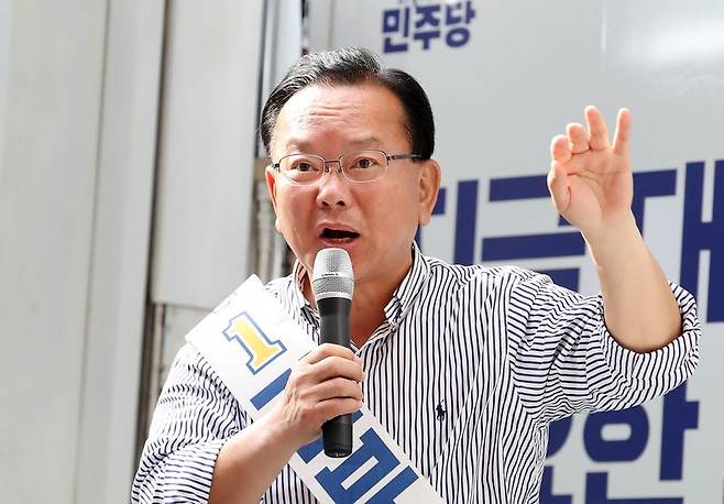 김부겸 더불어민주당 대구시장 후보가 지난 1일 대구 북구 팔달신시장에서 지지를 호소하고 있다. 뉴스1