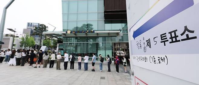 제9회 전국동시지방선거 및 국회의원 재·보궐선거일인 3일 오후 서울 관악구 관악구의회에 마련된 청룡동 제5투표소에서 시민들이 투표를 하기 위해 줄을 서고 있다. 2026.6.3 /사진=뉴스1화상