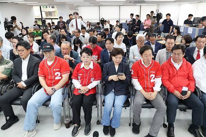 제9회 전국동시지방선거가 실시된 3일 방송3사 출구조사 결과에 여야 서울시장 후보의 희비가 엇갈렸다. 서울 중구 세종대로 정원오 더불어민주당 서울시장 후보 선거상황실에서 관계자들이 우세한 출구조사 결과가 발표되자 환호하고 있다(위쪽 사진). 서울 종로구 오세훈 국민의힘 서울시장 후보 선거사무실에서 당 관계자들이 차분히 출구조사 결과를 시청하고 있다. 뉴시스