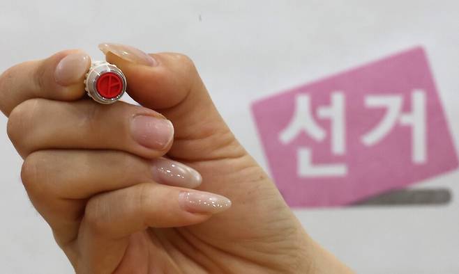 6·3 지방선거 사전투표일을 하루 앞둔 지난달 28일 오후 서울 종로구 종로1,2,3,4가동 주민센터 사전투표소에서 직원이 기표용구를 들어 보이고 있다. 김혜윤 기자 unique@hani.co.kr