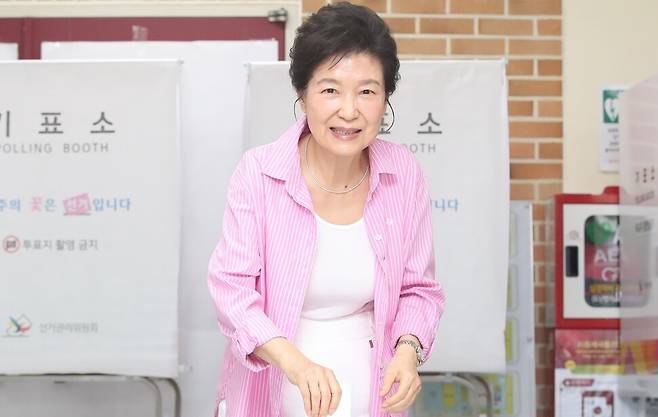박근혜 전 대통령이 제9회 전국동시지방선거 투표일인 3일 대구 달성군 비슬초등학교에 마련된 투표소에서 한 표를 행사하고 있다. 연합뉴스