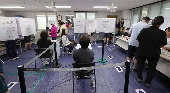 3일 오전 부산 북구 구포 현대아파트 경로당에 마련된 투표소에서 유권자들이 투표하고 있다. 박종식 기자 anaki@hani.co.kr