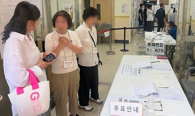6·3 지방선거 본투표일인 3일 서울 송파구 잠실 한 투표소에서 투표용지 부족으로 유권자들이 대기하고 있다. 연합뉴스
