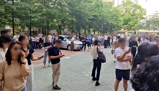 9회 전국동시지방선거 본투표일인 3일 서울 송파구 잠실2동6투표소가 마련된 잠일초등학교에서 투표용지 부족으로 유권자들이 대기하고 있다. 독자 제공=연합뉴스