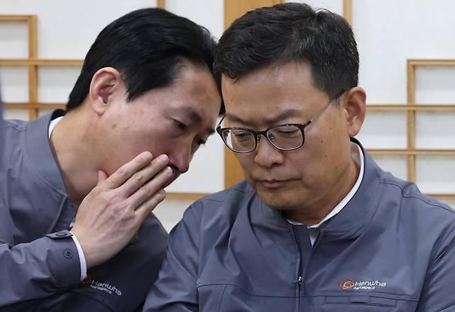 손재일(오른쪽) 한화에어로스페이스 대표이사가 2일 대전 유성구청 재난안전대책본부에서 열린 한화에어로스페이스 대전사업장 폭발 사고 언론 브리핑에서 직원과 대화하고 있다. 대전=뉴스1