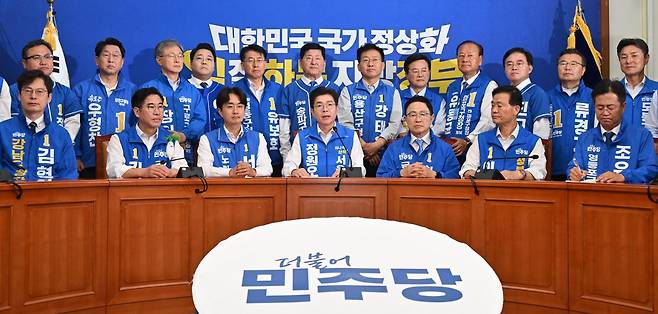 정원오(앞줄 가운데) 더불어민주당 서울시장 후보가 2일 국회에서 열린 서울 구청장 후보 합동 기자회견에서 발언하고 있다. 민경석 기자