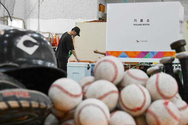 제9회 전국동시지방선거일인 3일 서울 중구 청구초등학교 야구부 실내연습장에 마련된 투표소에서 유권자들이 투표를 하고 있다. 하상윤 기자