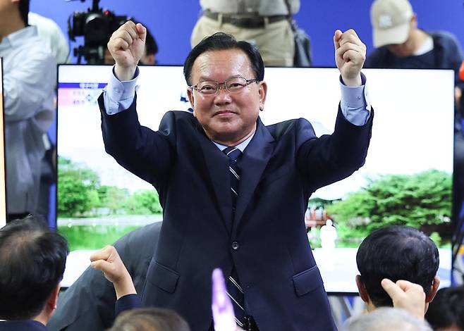 김부겸 더불어민주당 대구시장 후보가 3일 대구 달서구 두류네거리 선거사무소에서 출구조사 결과를 확인하고 지지자들에게 주먹을 쥐어 보이고 있다. 대구=연합뉴스