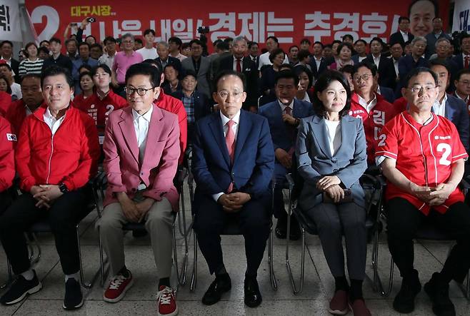 3일 국민의힘 대구시당에서 이철우(왼쪽 두 번째부터) 경북지사 후보, 추경호 대구시장 후보, 이진숙 대구 달성군 국회의원 보궐선거 후보 등이 출구조사 결과를 보고 있다. 대구=연합뉴스