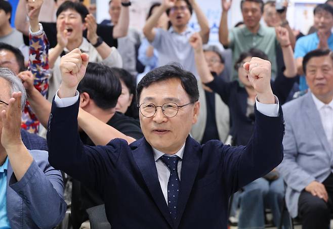 제9회 전국동시지방선거가 치러진 3일 정근식 서울교육감 후보가 서울 종로구 본인의 선거 사무실에서 투표 출구조사 결과 방송을 시청하며 지지자들과 기뻐하고 있다. 연합뉴스