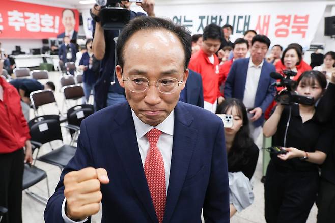 추경호 국민의힘 대구시장 후보가 3일 대구 수성구 국민의힘 대구광역시당에서 방송3사 출구조사를 본 후 건물을 나서고 있다. 대구=뉴스1