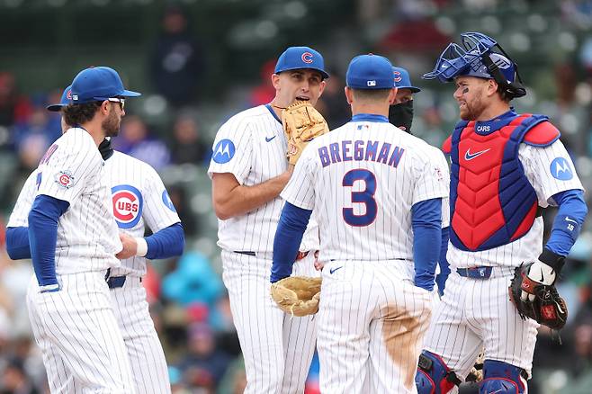 <yonhap photo-1587=""> CHICAGO, ILLINOIS - APRIL 01: Matthew Boyd #16 of the Chicago Cubs huddles with teammates against the Los Angeles Angels at Wrigley Field on April 01, 2026 in Chicago, Illinois. Michael Reaves/Getty Images/AFP (Photo by Michael Reaves / GETTY IMAGES NORTH AMERICA / Getty Images via AFP)/2026-04-02 06:25:09/ <저작권자 ⓒ 1980~2026 ㈜연합뉴스. 무단 전재 재배포 금지, AI 학습 및 활용 금지></yonhap>