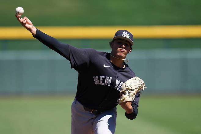 <yonhap photo-1742=""> New York Yankees starting pitcher Carlos Lagrange warms up during the first inning of a spring training baseball game against the Chicago Cubs, Monday, March 23, 2026, in Mesa, Ariz. (AP Photo/Ross D. Franklin)/2026-03-24 07:49:28/ <저작권자 ⓒ 1980~2026 ㈜연합뉴스. 무단 전재 재배포 금지, AI 학습 및 활용 금지></yonhap>