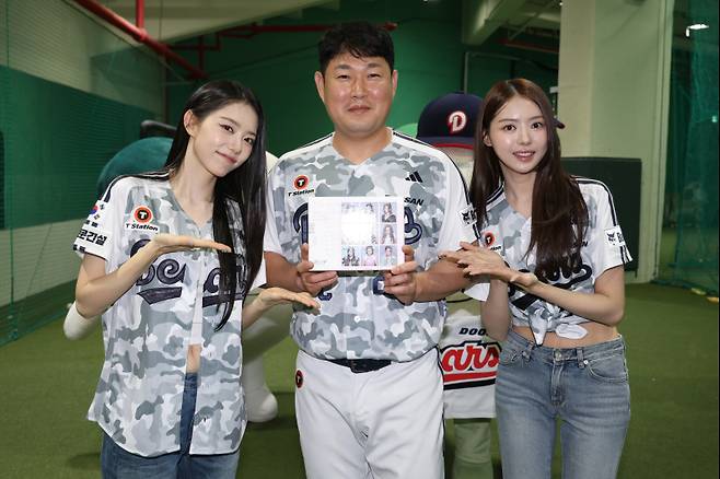 양의지(가운데)가 3일 시구자로 나선 소혜(왼쪽) 임나영과 포즈를 취하고 있다. 사진=두산 베어스