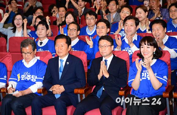 제9회 전국동시지방선거일인 3일 오후 서울 여의도 국회 의원회관에 마련된 더불어민주당 개표상황실에서 정청래 당 대표와 한병도 원내대표 등 지도부들이 지상파 방송3사 출구조사를 지켜보며 환호하고 있다. [사진=정소희 기자]