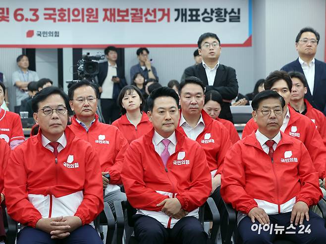 장동혁 국민의힘 대표를 비롯한 지도부 및 의원, 당직자들이 3일 오후 서울 여의도 중앙당사에 마련된 개표상황실에서 지방선거 및 국회의원 보궐선거 출구조사 방송을 지켜보고 있다. [사진=국회사진취재단]