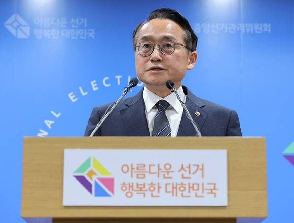 허철훈 중앙선거관리위원회 사무총장이 6·3 지방선거 본투표일인 3일 경기 과천 중앙선관위에서 투표용지 부족 사태 관련 대국민 사과 및 현장 브리핑을 하고 있다. 2026.6.3 [사진=연합뉴스]