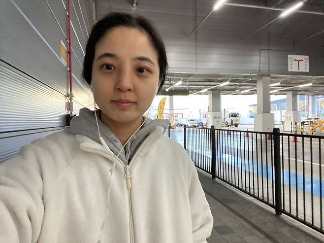 생활비가 부족해 단기 알바 했던 쿠팡에서 찍은 사진. 류호정 전 의원은 "난 생계에 도움 받았지만 '패닉 쿠팡'은 하지 말라"고 조언한다. 차분하게 계획을 세우는 게 먼저지, 당장 돈 없다고 무조건 쿠팡부터 달려가지는 말라는 얘기다. [사진 류호정]