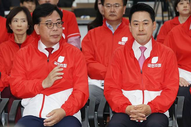 장동혁 국민의힘 대표와 송언석 공동선대위원장이 3일 서울 여의도 중앙당사에서 6·3 지방선거와 재·보궐선거 출구조사 결과를 보고 있다. 연합뉴스