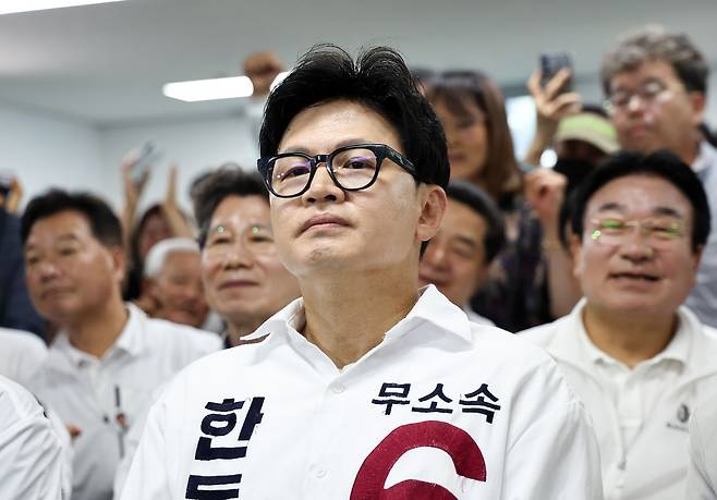 한동훈 무소속 부산 북구갑 국회의원 후보가 3일 오후 부산 북구 선거사무소에서 출구조사 결과 발표를 지켜보고 있다. 뉴스1