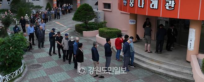 ▲ 제9회전국지방동시선거 투표가 실시된 3일 투표소가 마련된 춘천봄내초등학교에서 유권자들이 한표를 행사하기 위해 줄을 서고 있다. 김정호 기자