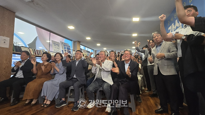 ▲ 3일 제9회 전국동시지방선거 투표가 종료된 뒤 지상파 방송3사의 출구조사 결과 강삼영 후보가 신경호 후보를 8%포인트(p) 가량 앞서고 있다는 보도가 나오자 참가자들이 환호성을 터뜨리고 있다. 최현정 기자