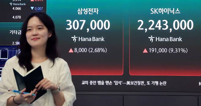'ETF 상장 효과'···5월 27일 상승 마감한 삼성전자와 하이닉스 / 연합뉴스