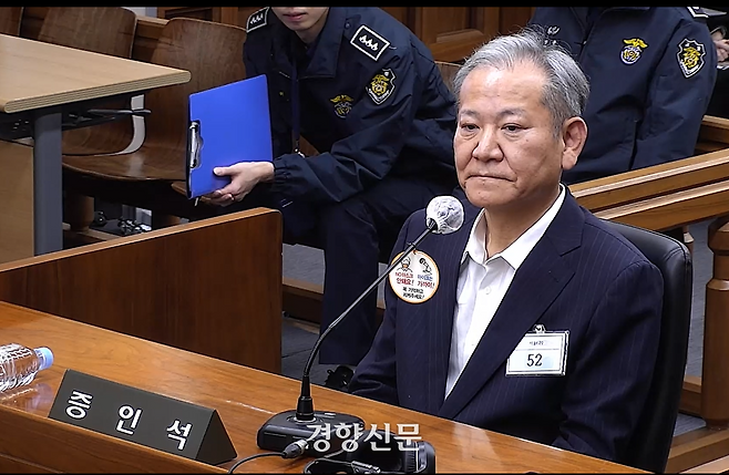 이상민 전 행정안전부 장관이 지난해 11월 서울 서초구 서울중앙지법에서 열린 한덕수 전 국무총리 내란우두머리방조 혐의 재판에 증인으로 출석해 증언하고 있다. 서울중앙지법 제공